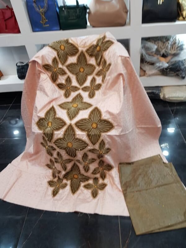 Bazin Perlé Dubaï Fleurs Contrastées Rose Poudré