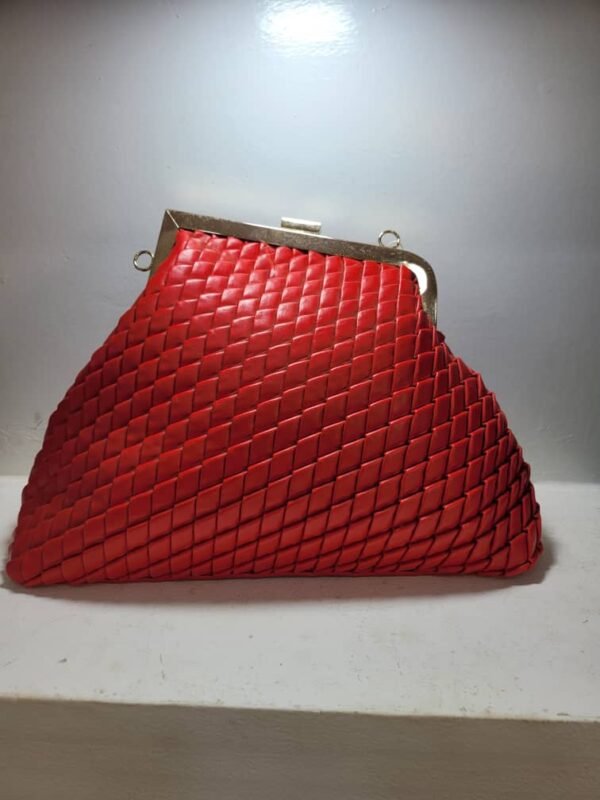 Grand sac pochette tressé à fermoir rétro rouge