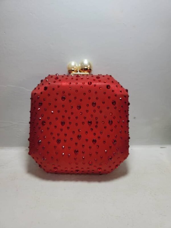 Minaudière octogonale à strass rouges