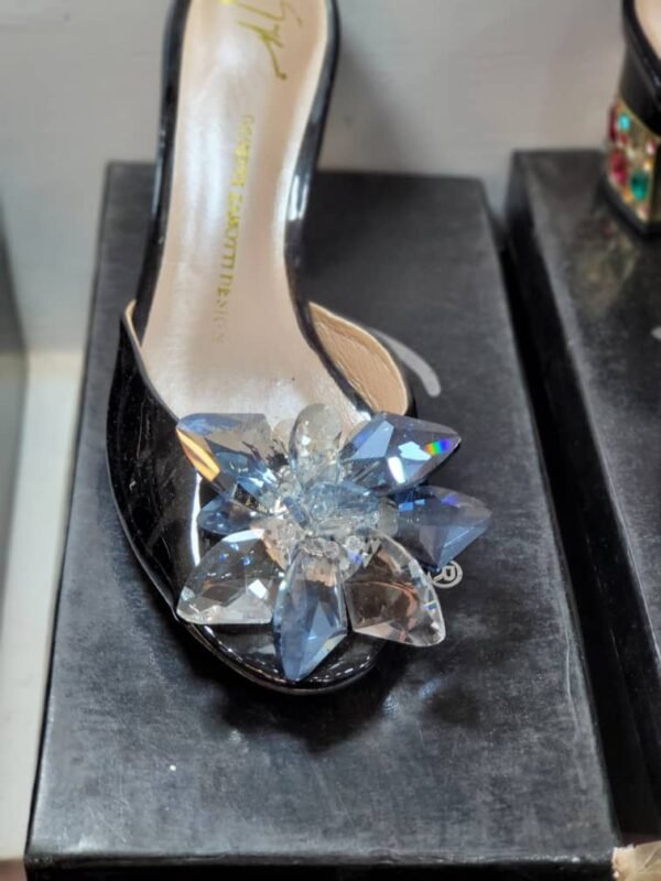 Mules talons vernies à fleur de cristal Noir