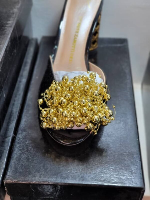 Mules talons vernies à pompon métallique doré